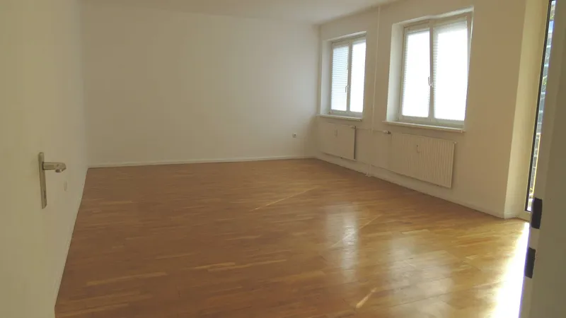 Berkaer Str. in Berlin-Schmargendorf, hell, Balkon, 1. OG, EBK, Parkett und renoviert — photo 1